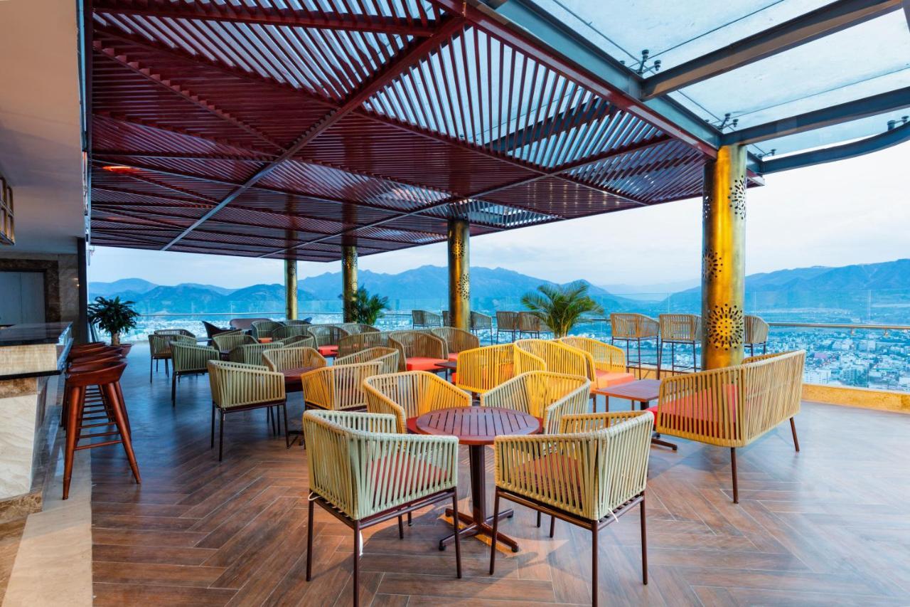 Regalia Gold Hotel Nha Trang Exterior photo Sky Bar