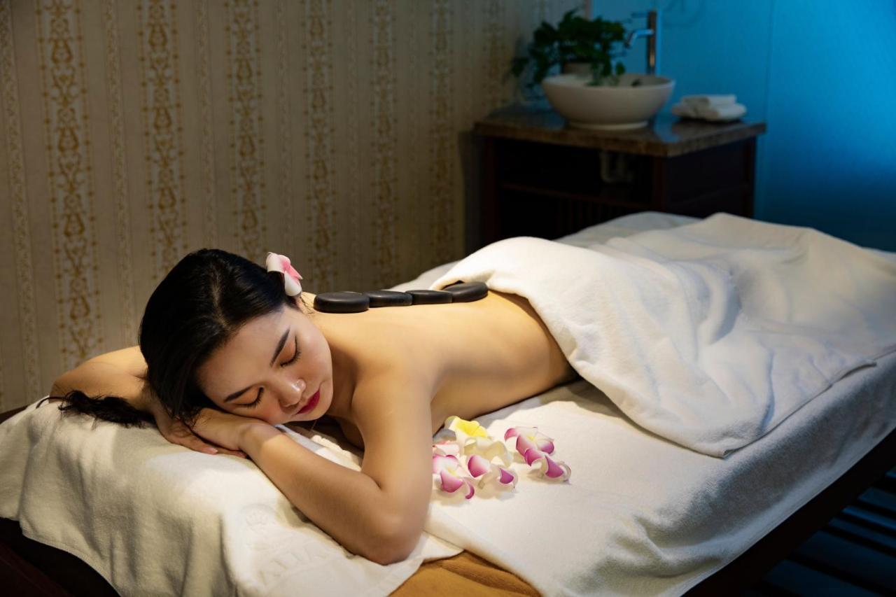 Regalia Gold Hotel Nha Trang Exterior photo A woman receiving a massage