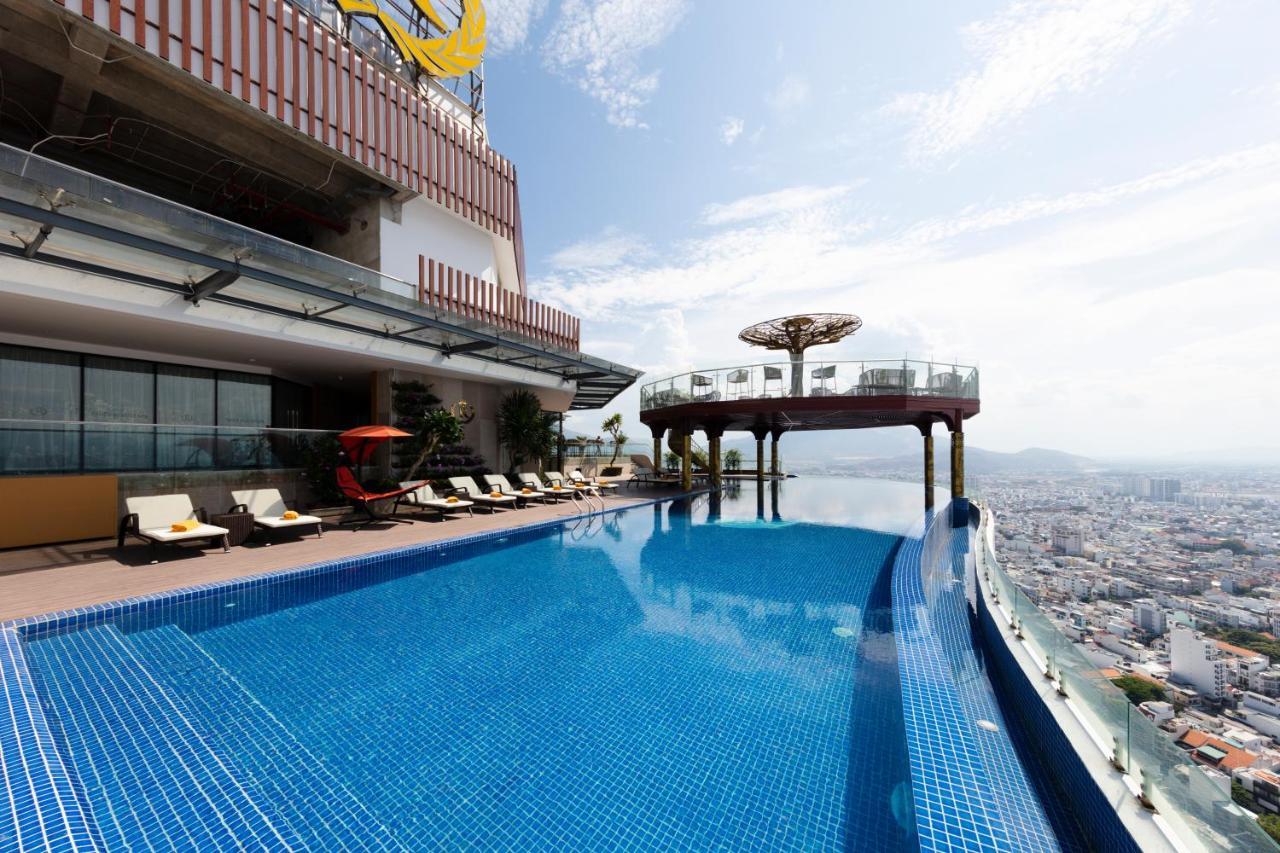 Regalia Gold Hotel Nha Trang Exterior photo Infinity pool at the hotel